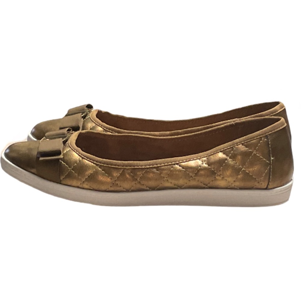 Soft Style by Hush Puppies gold/bronze metallic quilted slip-on flats
Size 10